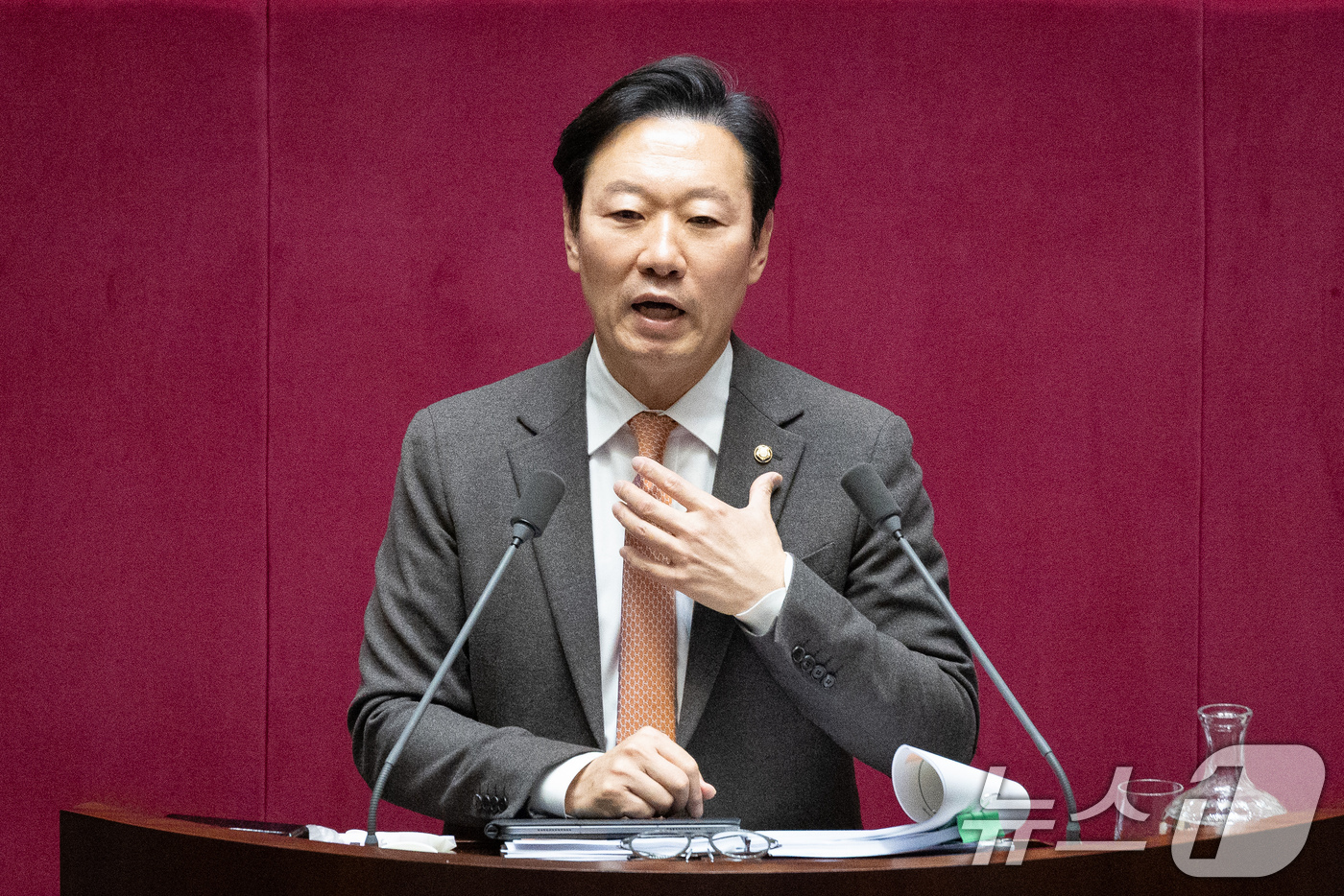 (서울=뉴스1) 유승관 기자 = 박수민 국민의힘 의원이 14일 서울 여의도 국회에서 열린 제430회 국회(임시회) 제1차 본회의에서 경찰관 직무집행법 일부개정법률안에 대한 무제한토 …