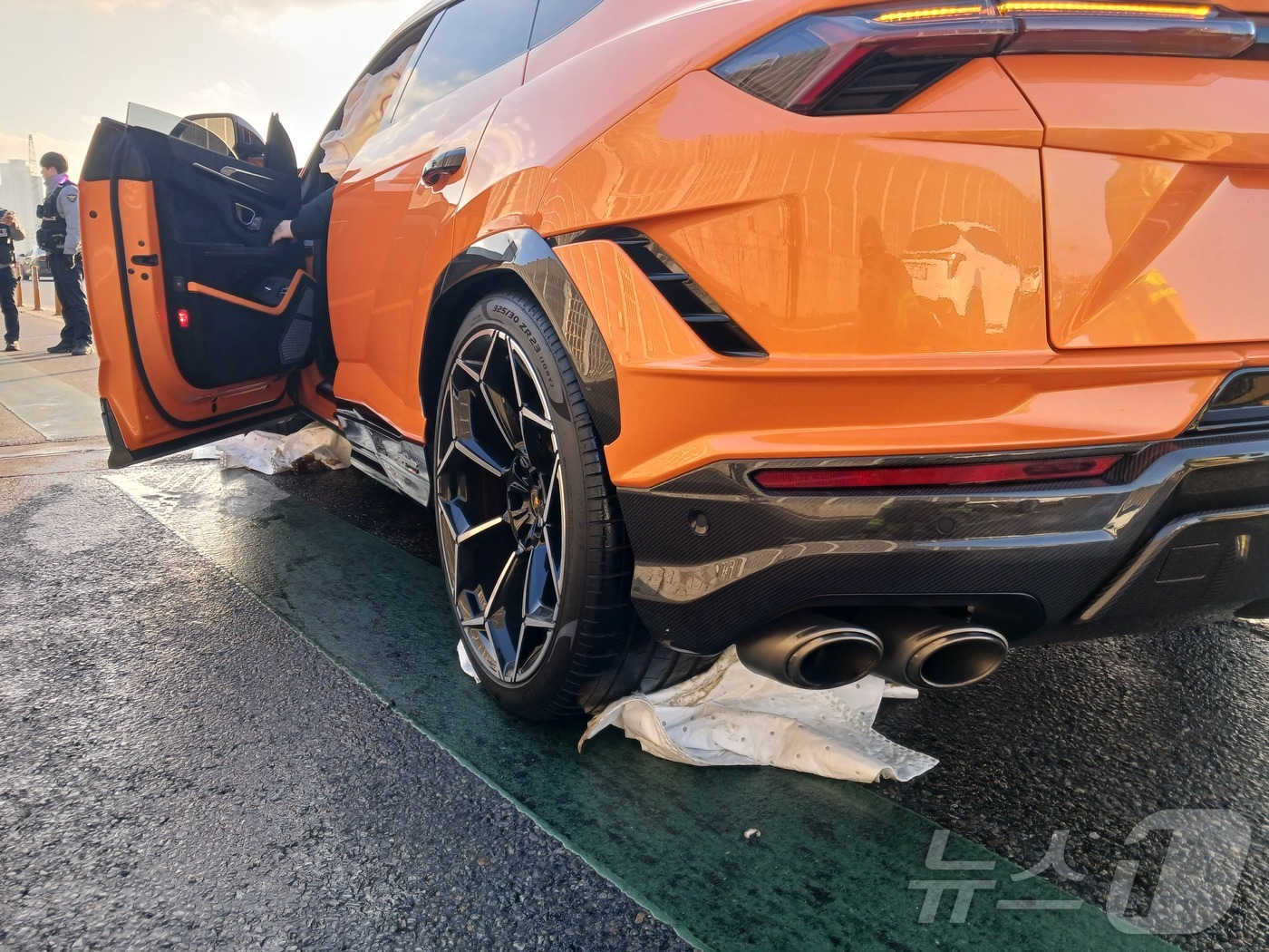 (인천=뉴스1) 박소영 기자 = 14일 오후 2시 32분쯤 인천시 미추홀구 도화동 인천대로 도화IC 인근에서 람보르기니 차량이 반대편에서 오던 포르쉐와 포드 등 차량 3대를 들이 …