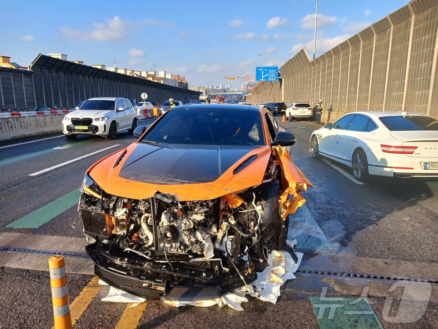 (인천=뉴스1) 박소영 기자 = 14일 오후 2시 32분쯤 인천시 미추홀구 도화동 인천대로 도화IC 인근에서 람보르기니 차량이 반대편에서 오던 포르쉐와 포드 등 차량 3대를 들이 …