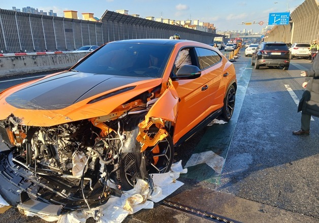 람보르기니가 중앙선 침범해 4중 추돌…기름유출로 도로 통제