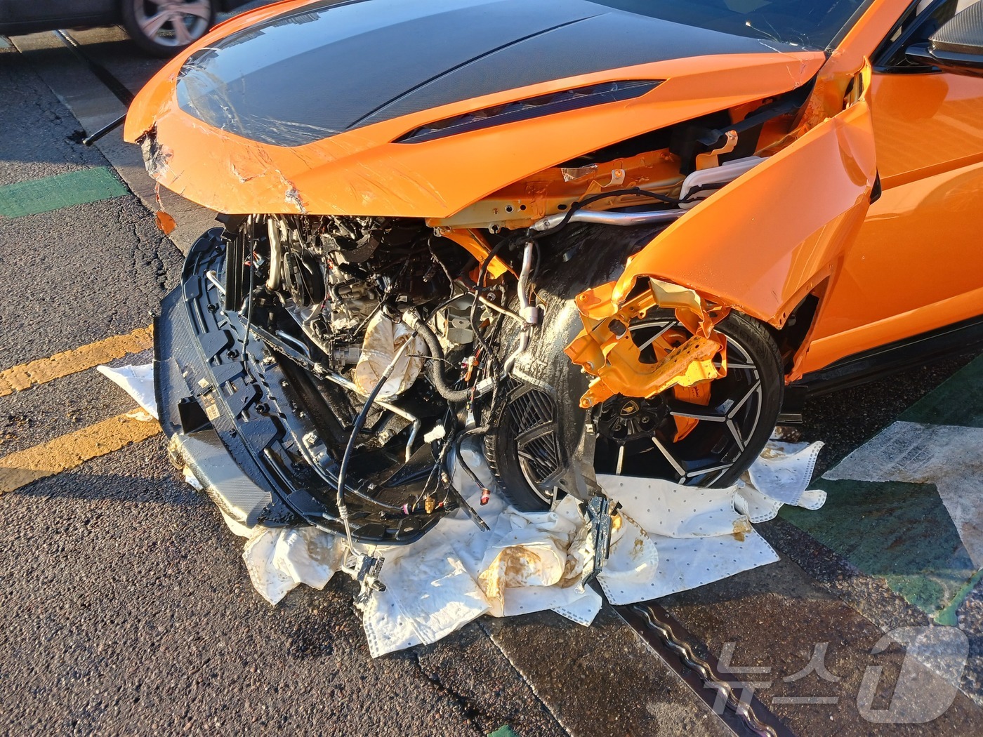 (인천=뉴스1) 박소영 기자 = 14일 오후 2시 32분쯤 인천시 미추홀구 도화동 인천대로 도화IC 인근에서 람보르기니 차량이 반대편에서 오던 포르쉐와 포드 등 차량 3대를 들이 …