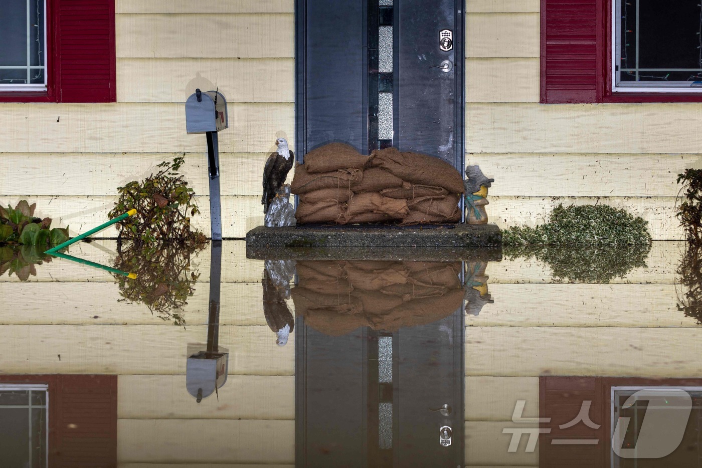 (벌링턴 AFP=뉴스1) 윤다정 기자 = 12일(현지시간) 미국 워싱턴주 벌링턴의 한 주택이 홍수로 넘쳐난 물에 둘러싸여 있다. 2025.12.12.ⓒ AFP=뉴스1