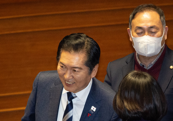 무제한토론 종결 동의의 건 투표하는 정청래 대표