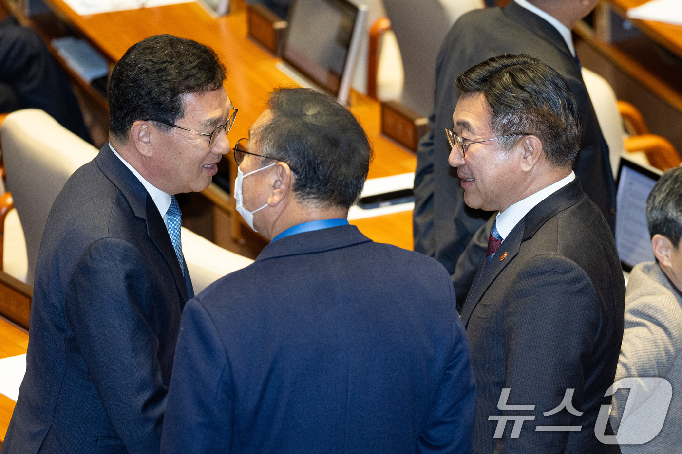 (서울=뉴스1) 유승관 기자 = 윤호중 행정안전부 장관(오른쪽)과 신정훈 행정안전위원장이 14일 서울 여의도 국회에서 열린 제430회 국회(정기회) 제1차 본회의에서 대화하고 있다 …