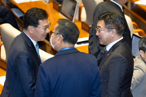 대화 나누는 윤호중 행안부 장관과 신정훈 행안위원장