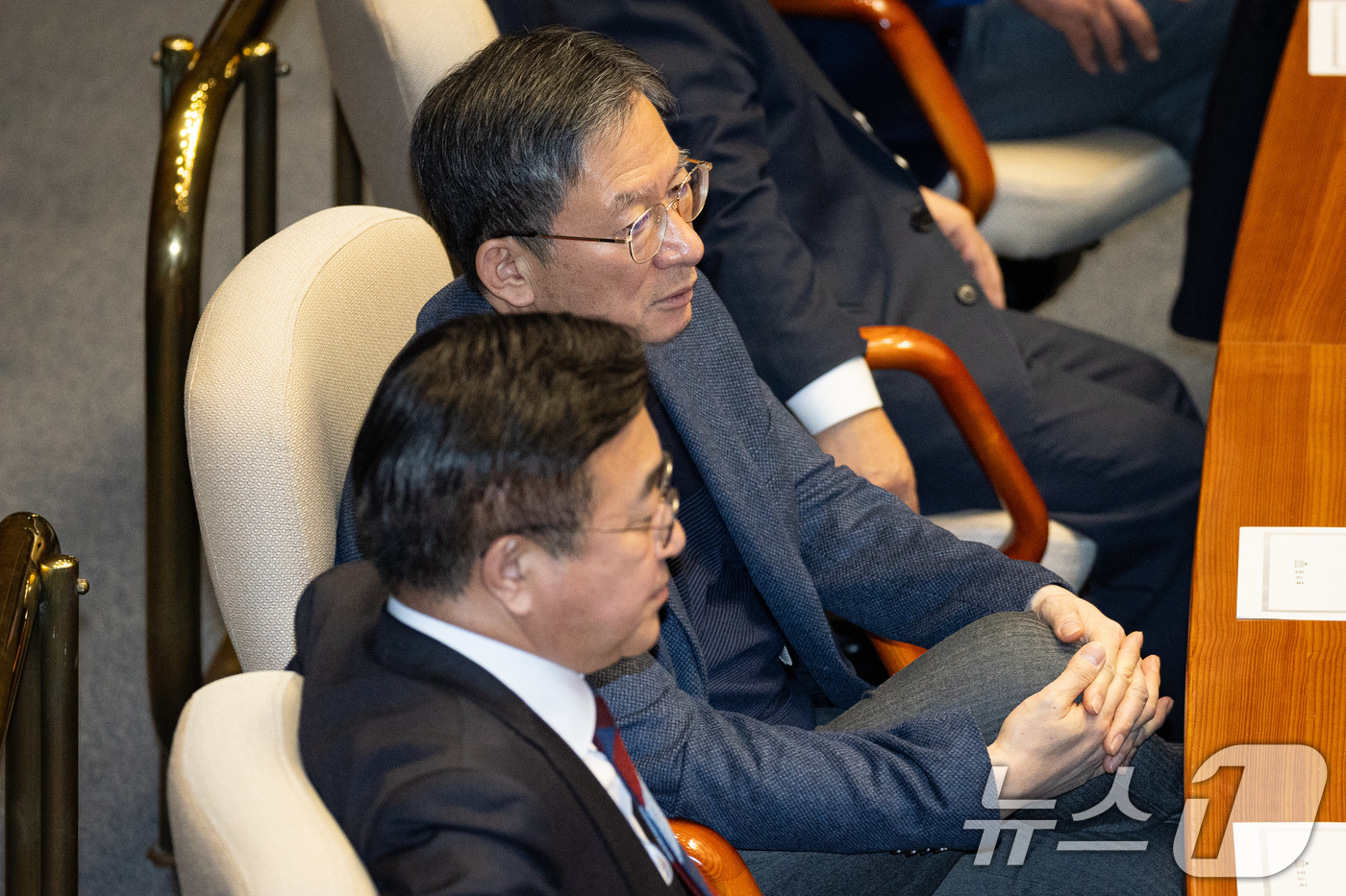 (서울=뉴스1) 유승관 기자 = 정성호 법무부 장관과 윤호중 행정안전부 장관이 14일 서울 여의도 국회에서 열린 제430회 국회(정기회) 제1차 본회의에서 경찰관 직무집행법 일부개 …