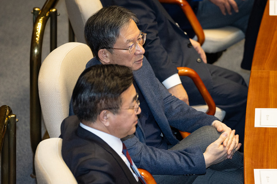 대화 나누는 정성호 법무장관과 윤호중 행안장관