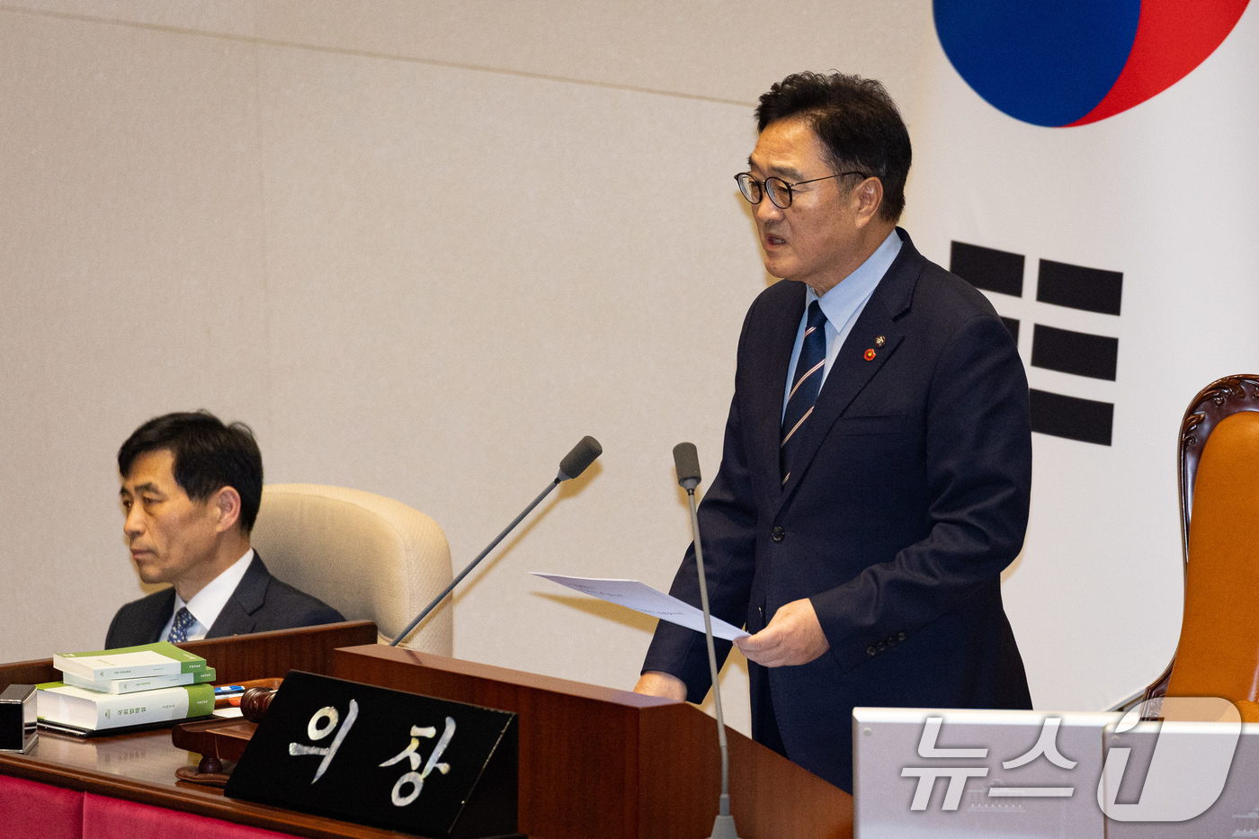 (서울=뉴스1) 유승관 기자 = 우원식 국회의장이 14일 서울 여의도 국회에서 열린 제430회 국회(정기회) 제1차 본회의에서 경찰관 직무집행법 일부개정법률안이 재석 174인 중 …