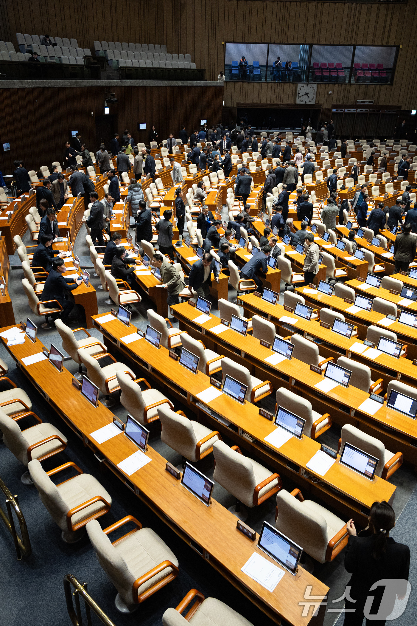 (서울=뉴스1) 유승관 기자 = 14일 서울 여의도 국회에서 열린 제430회 국회(정기회) 제1차 본회의에서 경찰관 직무집행법 일부개정법률안이 재석 174인 중 찬성 174인으로 …