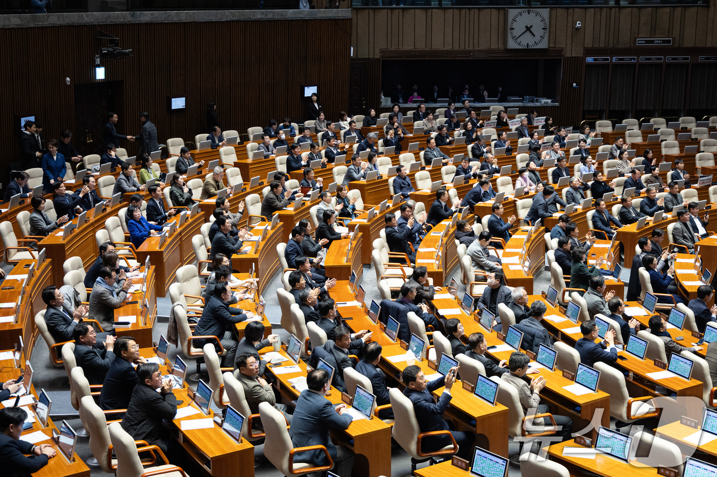 (서울=뉴스1) 유승관 기자 = 14일 서울 여의도 국회에서 열린 제430회 국회(정기회) 제1차 본회의에서 경찰관 직무집행법 일부개정법률안에 대한 무제한 토론(필리버스터)이 종료 …