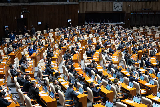 우원식 국회의장 향해 손뼉치는 의원들
