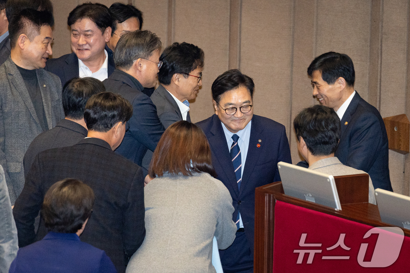 (서울=뉴스1) 유승관 기자 = 우원식 국회의장이 14일 서울 여의도 국회에서 열린 제430회 국회(정기회) 제1차 본회의에서 경찰관 직무집행법 일부개정법률안이 재석 174인 중 …