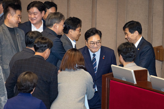 우원식 국회의장과 인사 나누는 의원들
