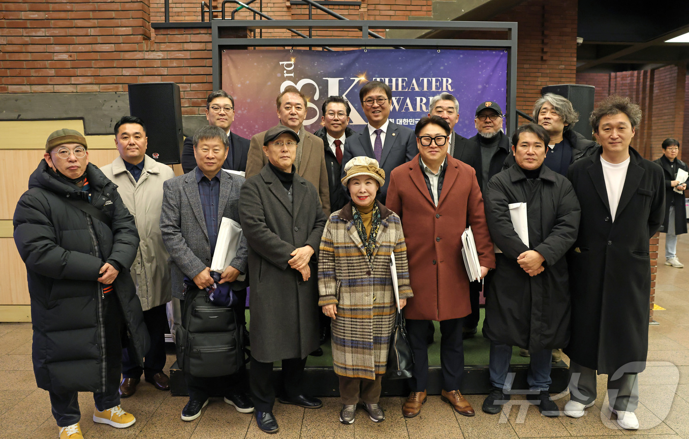 (서울=뉴스1) = 최휘영 문화체육관광부 장관이 14일 서울 종로구 아르코예술극장에서 열린 '대한민국 연극인 축제 K-Theater Awards'에서 참석자들과 기념촬영을 하고 있 …