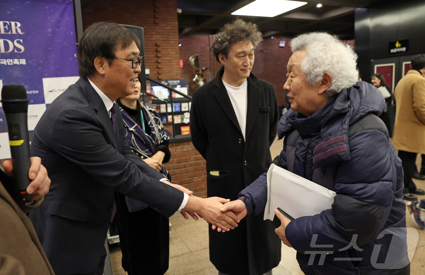 (서울=뉴스1) = 최휘영 문화체육관광부 장관이 14일 서울 종로구 아르코예술극장에서 열린 '대한민국 연극인 축제 K-Theater Awards'에서 참석자와 인사하고 있다. (문 …