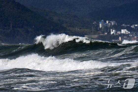 강원 해상 안전 주의…동해중부바다 강풍에 최고 '4m 파고'
