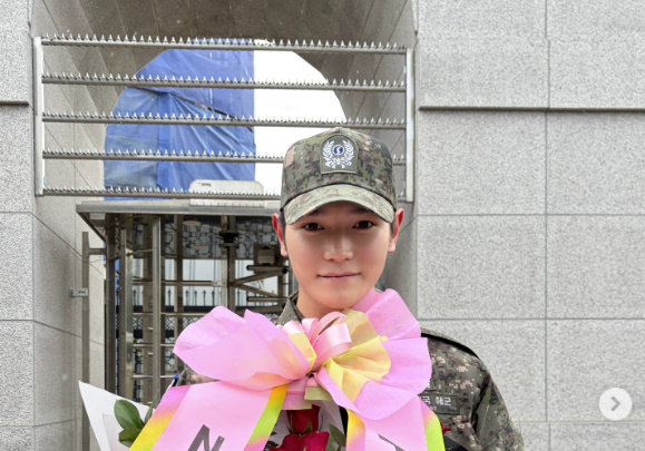 NCT 태용, 해군 만기 전역 인증샷…母에 큰절까지 [N샷]