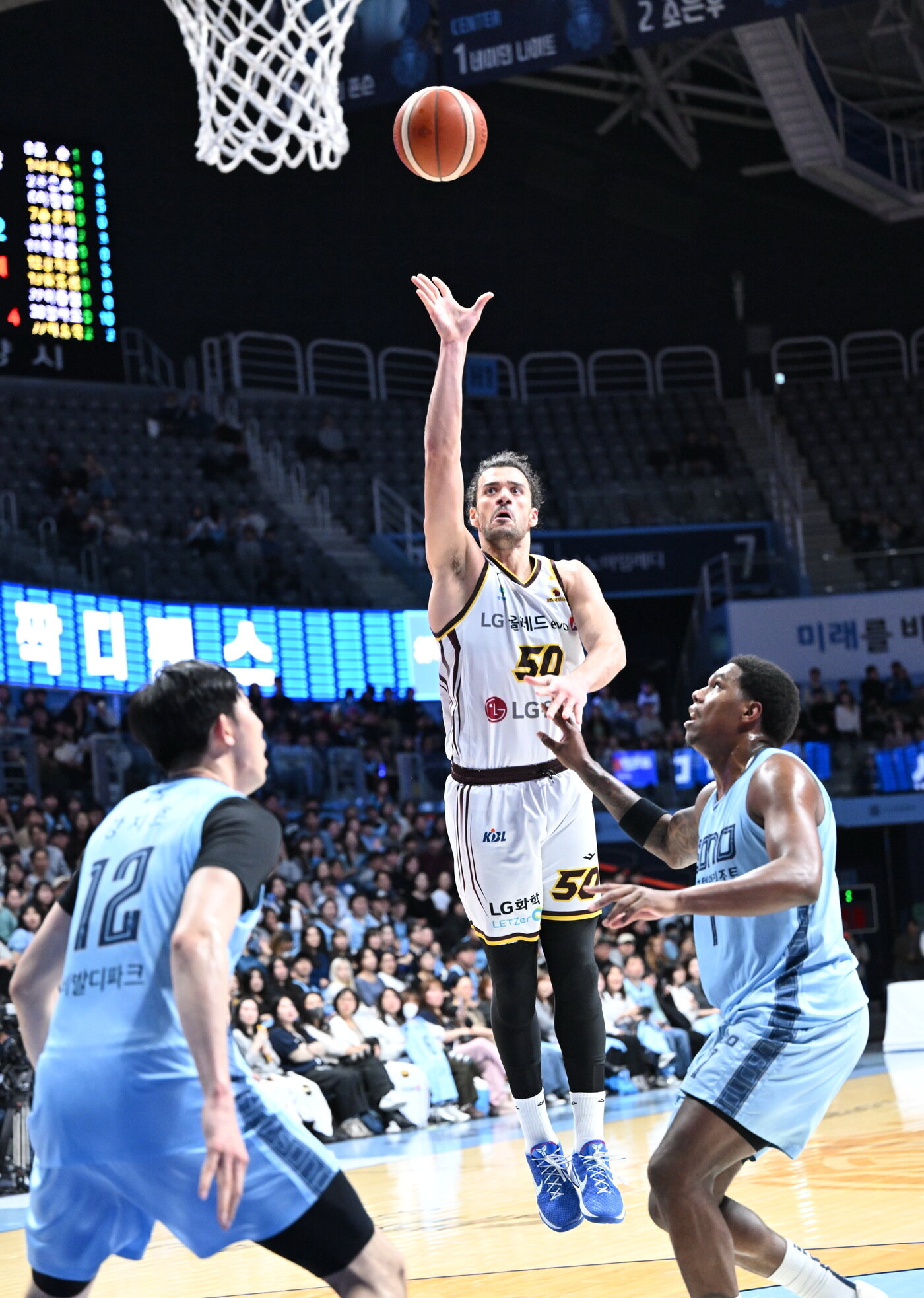 본문 이미지 - LG 마레이가 14일 소노와 경기에서 슛을 쏘고 있다.&#40;KBL 제공&#41;