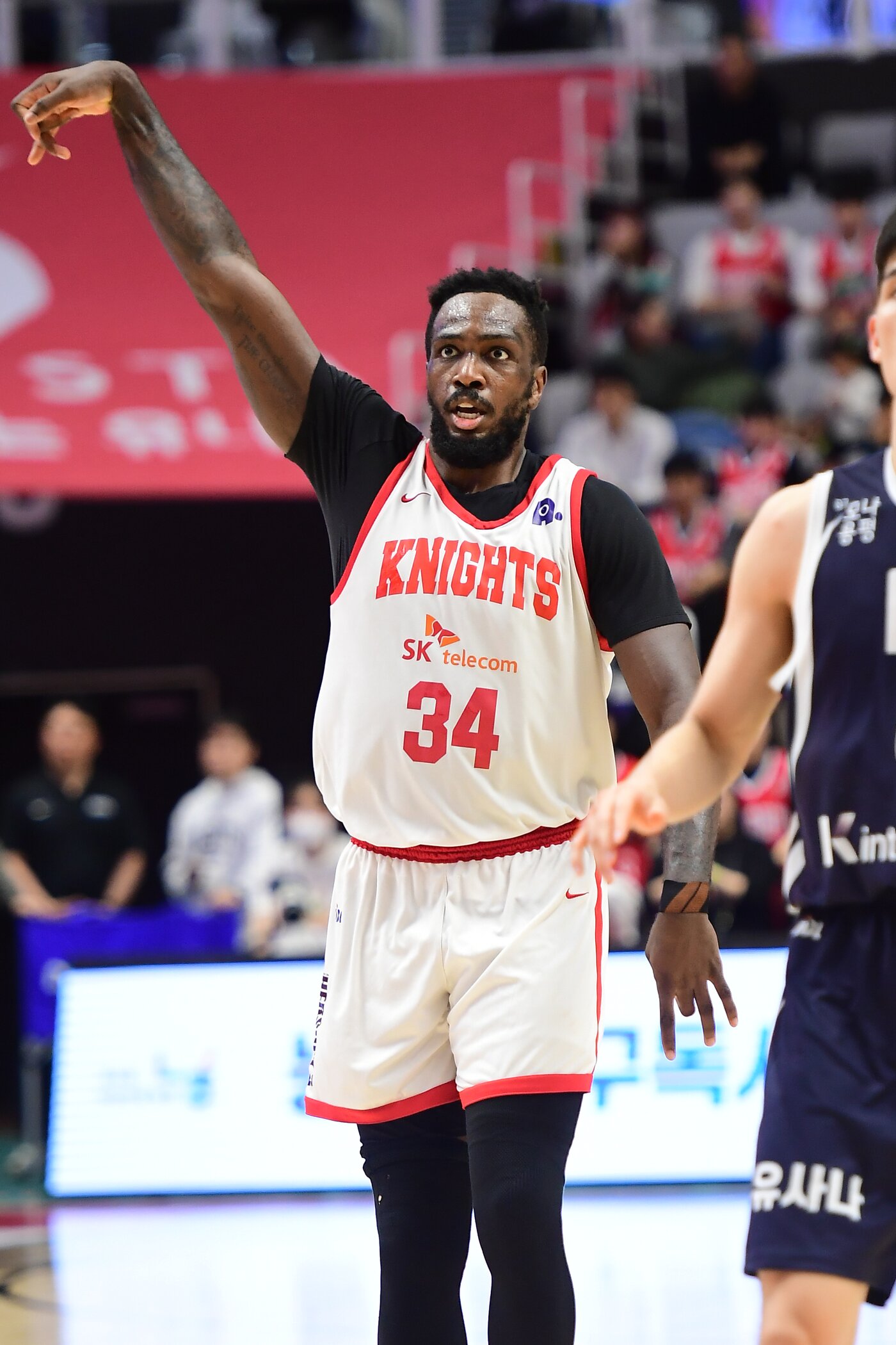 본문 이미지 - 서울 SK 자밀 워니가 14일 수원 KT와 경기에서 플레이를 지켜보고 있다.&#40;KBL 제공&#41;