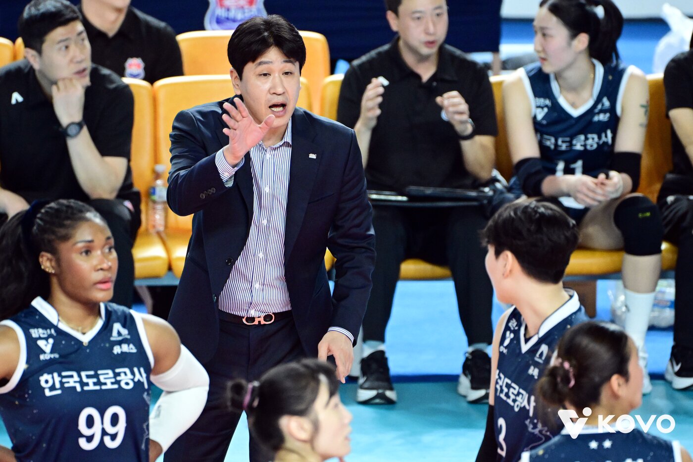 본문 이미지 - 여자 프로배구 최다승을 달성한 김종민 도로공사 감독. &#40;KOVO 제공&#41;