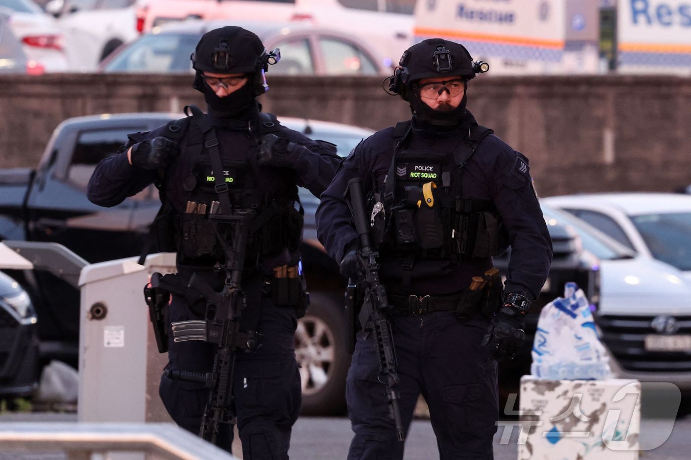 (AFP=뉴스1) = 14일(현지시간) 호주 시드니 본다이 비치에서 총격 사건이 발생한 가운데, 무장 경찰들이 출동해 경계근무를 서고 있다. 2025.12.14ⓒ AFP=뉴스1