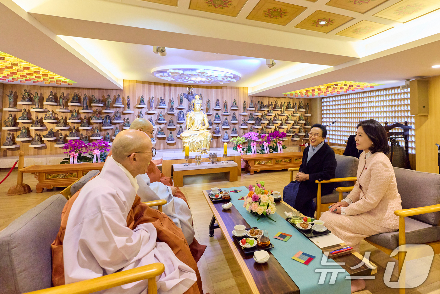 (서울=뉴스1) 허경 기자 = 김혜경 여사와 라오스 국가주석 부인 날리 시술릿 여사가 서울 종로구 조계사를 방문해 조계종 기획실장 묘장 스님, 부주지 탄보 스님과 차담을 갖고 있다 …