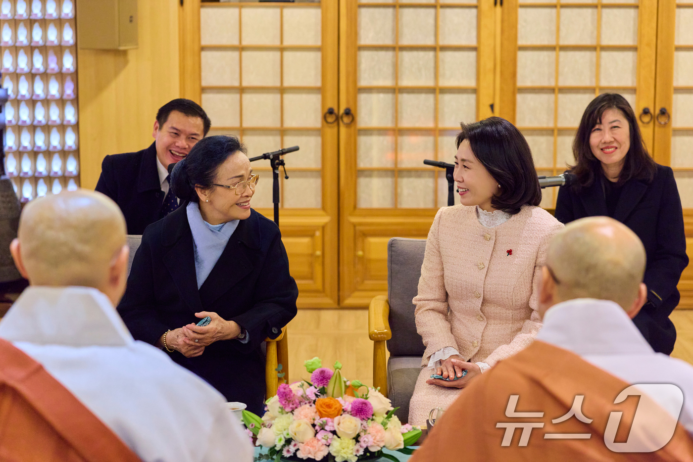 (서울=뉴스1) 허경 기자 = 김혜경 여사와 라오스 국가주석 부인 날리 시술릿 여사가 서울 종로구 조계사를 방문해 차담을 갖고 있다. (대통령실 제공. 재판매 및 DB 금지) 20 …