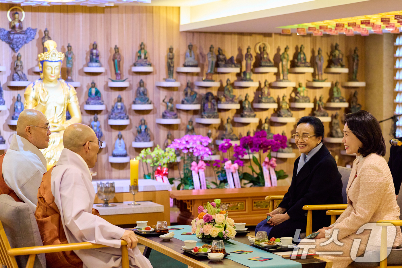 (서울=뉴스1) 허경 기자 = 김혜경 여사와 라오스 국가주석 부인 날리 시술릿 여사가 서울 종로구 조계사를 방문해 조계종 기획실장 묘장 스님, 부주지 탄보 스님과 차담을 갖고 있다 …
