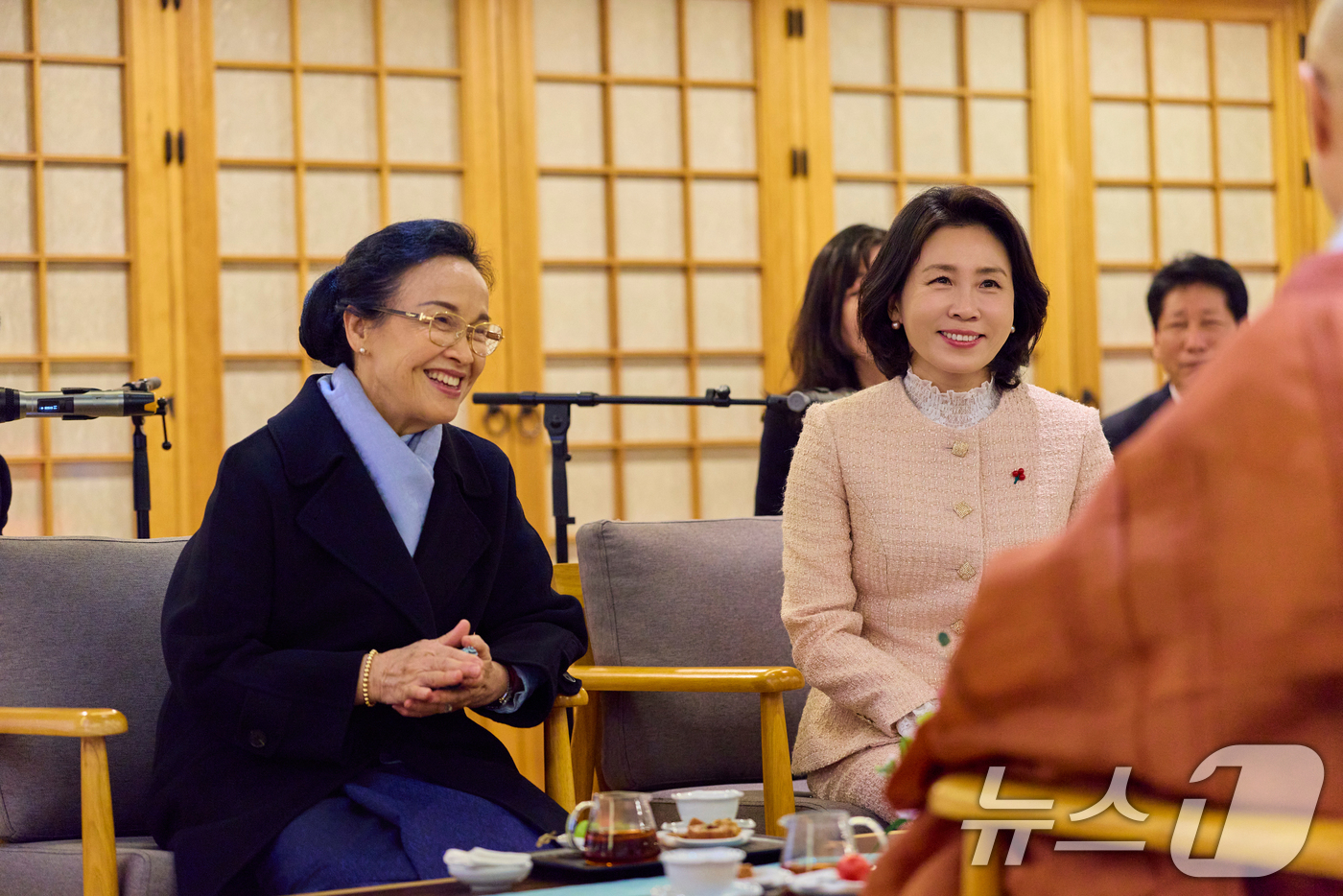 (서울=뉴스1) 허경 기자 = 김혜경 여사와 라오스 국가주석 부인 날리 시술릿 여사가 서울 종로구 조계사를 방문해 조계종 기획실장 묘장 스님, 부주지 탄보 스님과 차담을 갖고 있다 …