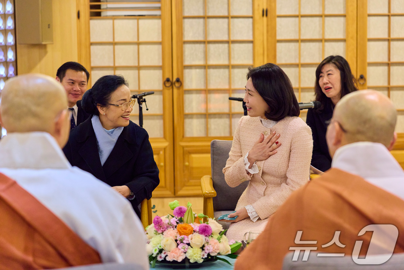 (서울=뉴스1) 허경 기자 = 김혜경 여사와 라오스 국가주석 부인 날리 시술릿 여사가 서울 종로구 조계사를 방문해 차담을 갖고 있다. (대통령실 제공. 재판매 및 DB 금지) 20 …