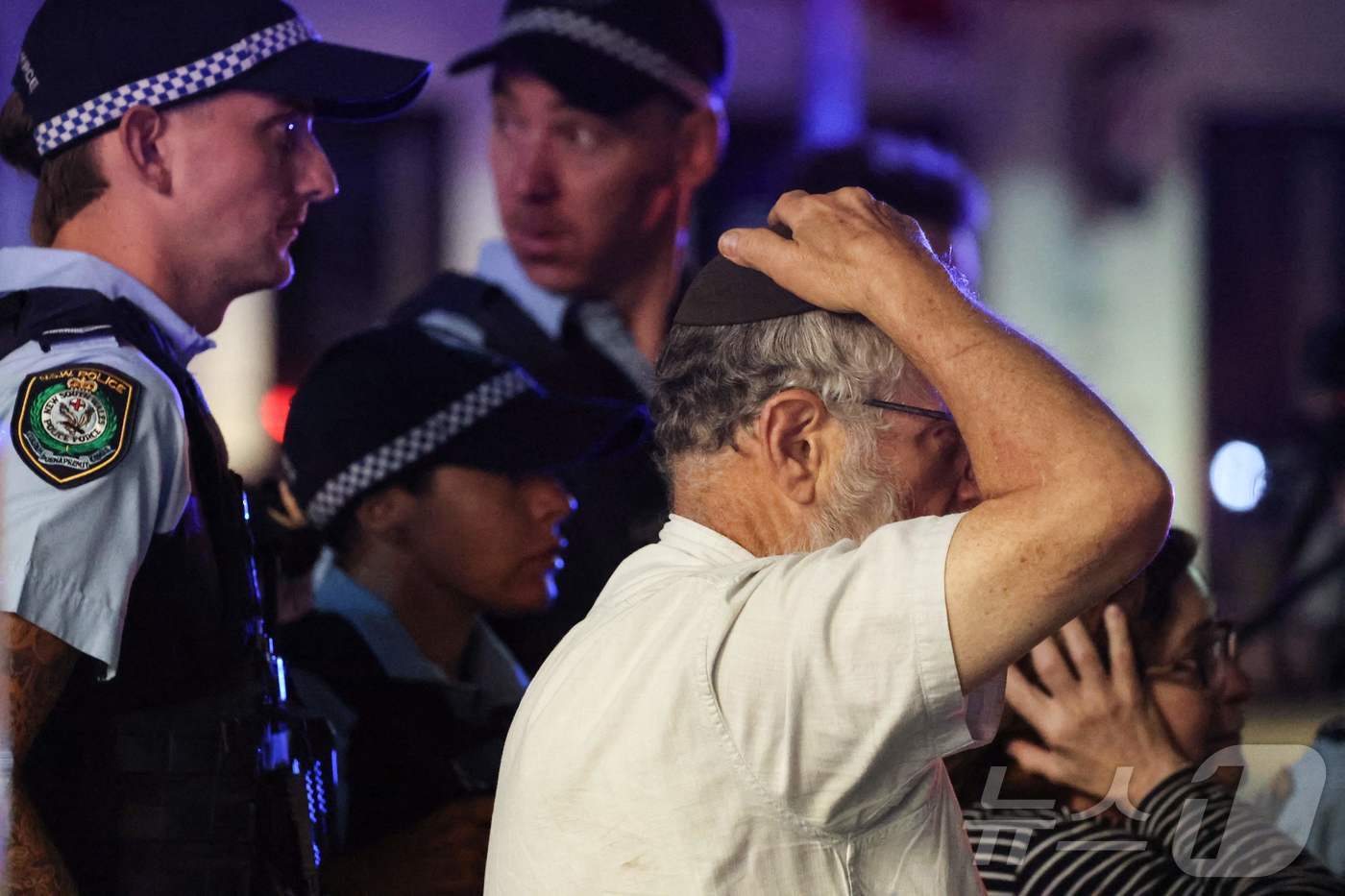 본문 이미지 - 14일(현지시간) 호주 시드니 본다이 비치에서 총격 사건이 발생한 가운데, 한 유대인이 좌절하고 있다. ⓒ AFP=뉴스1 ⓒ News1 김성진 기자