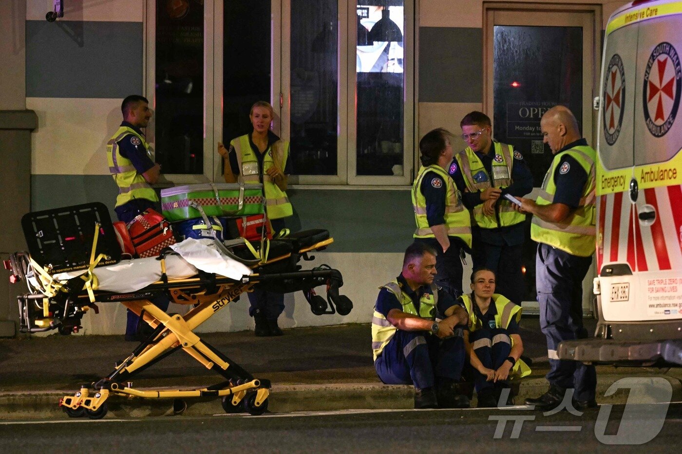 본문 이미지 - 14일(현지시간) 호주 시드니 본다이 비치에서 총격 사건이 발생한 가운데, 의료진들이 휴식을 취하고 있다. ⓒ AFP=뉴스1 ⓒ News1 김성진 기자