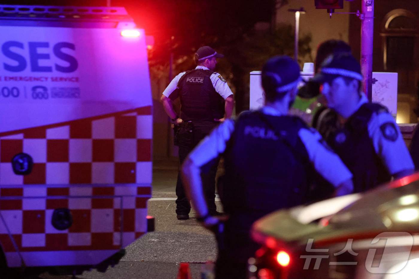 (AFP=뉴스1) = 14일(현지시간) 호주 시드니 본다이 비치에서 총격 사건이 발생한 가운데, 무장 경찰들이 출동해 경계근무를 서고 있다.ⓒ AFP=뉴스1