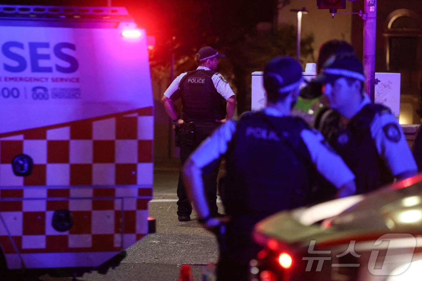 본문 이미지 - 14일(현지시간) 호주 시드니 본다이 비치에서 총격 사건이 발생한 가운데, 무장 경찰들이 출동해 경계근무를 서고 있다. ⓒ AFP=뉴스1 ⓒ News1 김성진 기자