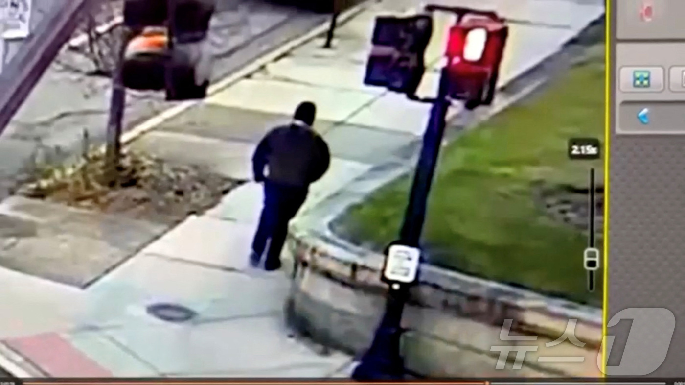 (프로비던스 로이터=뉴스1) 윤다정 기자 = 13일(현지시간) 미국 로드아일랜드주 프로비던스 소재 브라운대학교에서 일어난 총기 난사 사건의 용의자가 현장을 떠난 뒤 호프 스트리트를 …