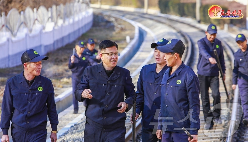 (평양 노동신문=뉴스1) = 북한 노동당 기관지 노동신문은 15일 평양철길대의 초급당간부들이 "현장정치사업으로 대중의 열의를 북돋아주고 있다"고 보도했다. [국내에서만 사용가능. …