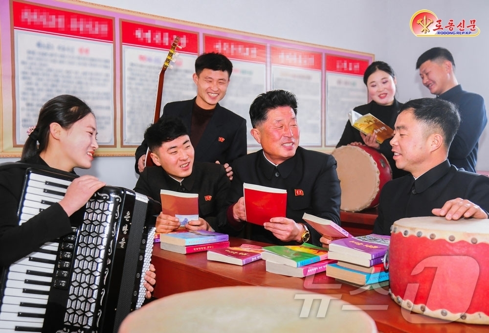 (평양 노동신문=뉴스1) = 북한 노동당 기관지 노동신문은 15일 원산통풍기공장에서 청년들과의 사업에 "깊은 관심을 돌리고 있다"고 보도했다. [국내에서만 사용가능. 재배포 금지. …