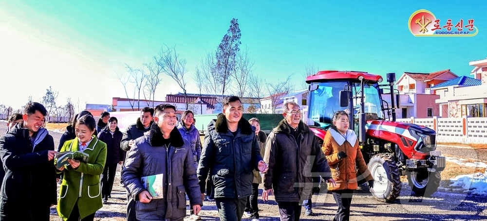 (평양 노동신문=뉴스1) = 북한 노동당 기관지 노동신문은 15일 사동구역 오류남새(채소)농장에서 "배가된 신심과 낙관에 넘쳐 다음해 농사 차비(준비)에 떨쳐나섰다"고 보도했다. …