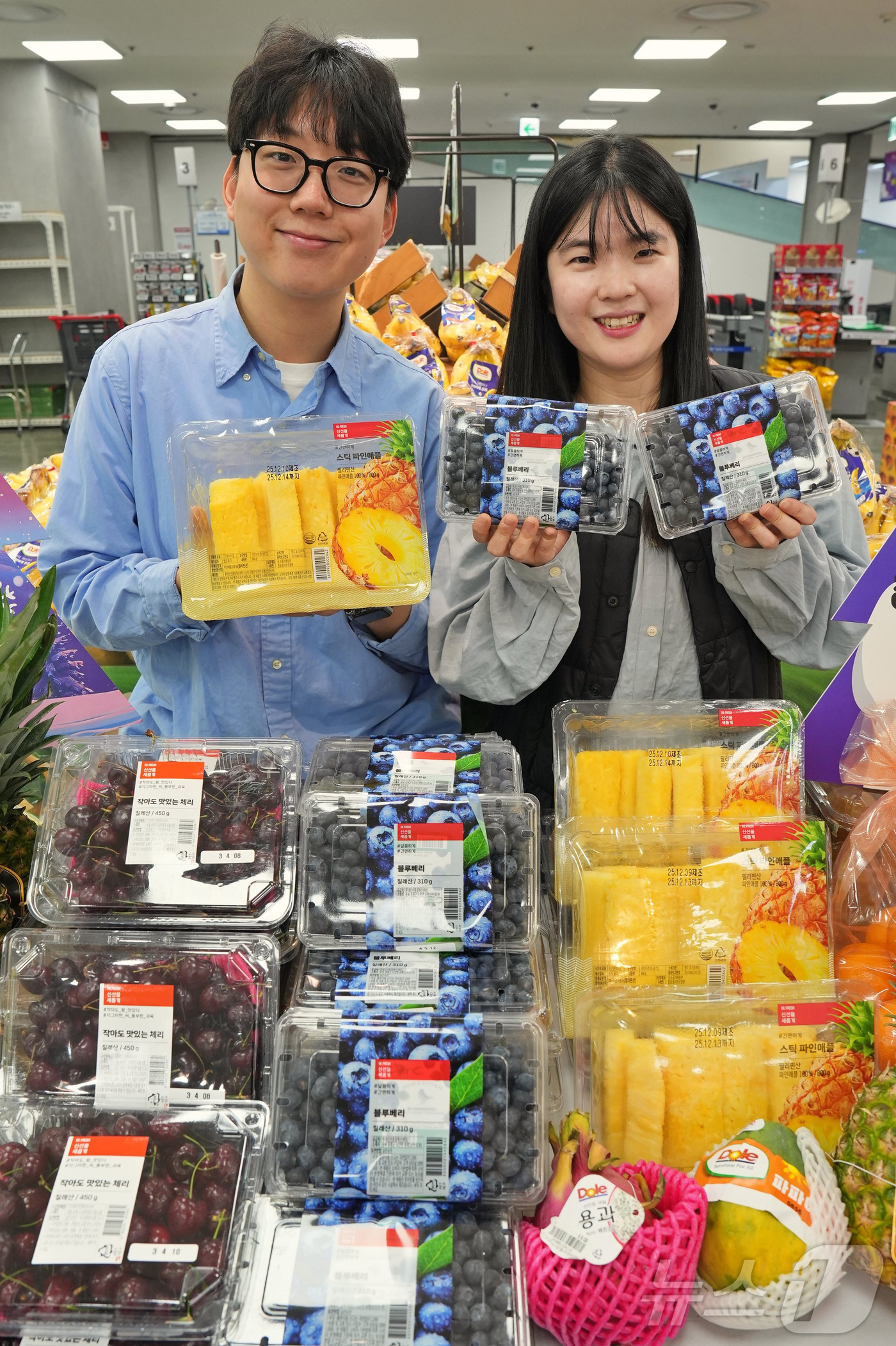 (서울=뉴스1) = 롯데마트가 오는 18일부터 '수입 과일 특별 할인전'을 진행한다고 15일 밝혔다. 사진은 지난 12일 서울 송파구 롯데마트 제타플렉스 잠실점에서 '수입 과일 특 …