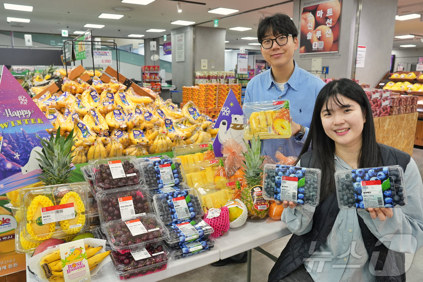 (서울=뉴스1) = 롯데마트가 오는 18일부터 '수입 과일 특별 할인전'을 진행한다고 15일 밝혔다. 사진은 지난 12일 서울 송파구 롯데마트 제타플렉스 잠실점에서 '수입 과일 특 …