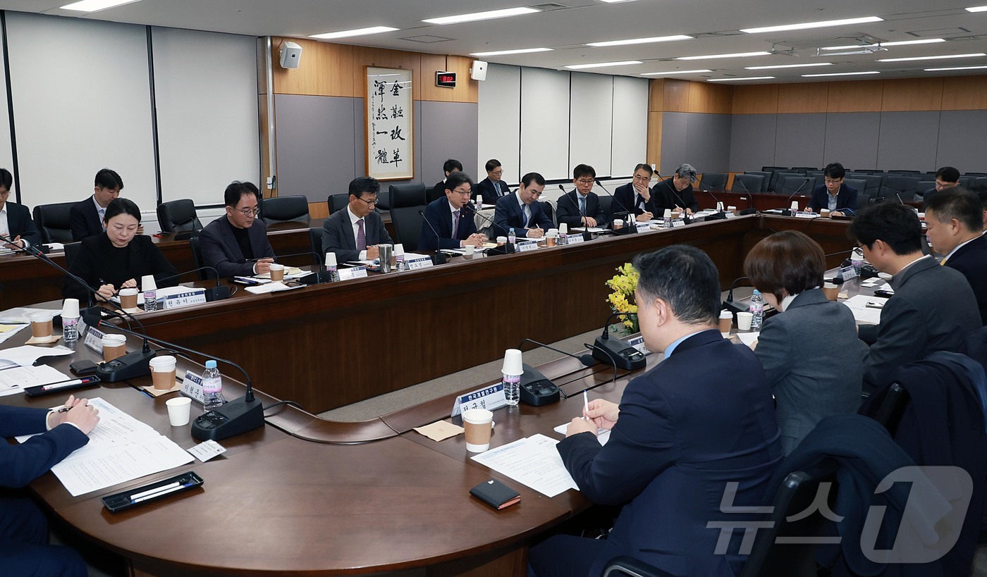 (서울=뉴스1) = 이억원 금융위원회 위원장이 15일 오전 서울 종로구 정부서울청사에서 열린 금융시장 상황 점검회의에서 발언하고 있다. (금융위원회 제공. 재판매 및 DB 금지) …