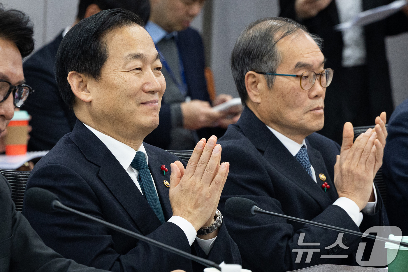 (서울=뉴스1) 유승관 기자 = 이두희 국방부 차관(왼쪽)과 이용철 방위사업청장이 15일 서울 여의도 국회 의원회관에서 열린 김민석 국무총리 초청 K-방산 리더스 포럼에서 손뼉치고 …