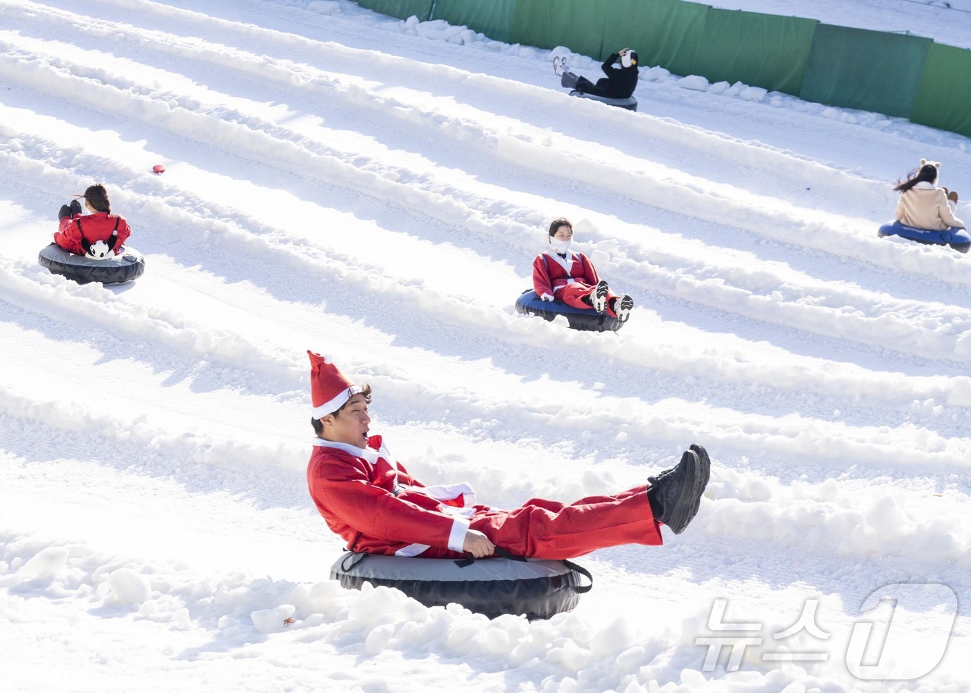 (서울=뉴스1) = 에버랜드가 오는 16일부터 31일까지 산타와 루돌프 복장을 착용하고 에버랜드에 방문한 고객에게 다양한 우대 혜택을 제공하는 '크리스마스 코스튬 이벤트'를 진행한 …
