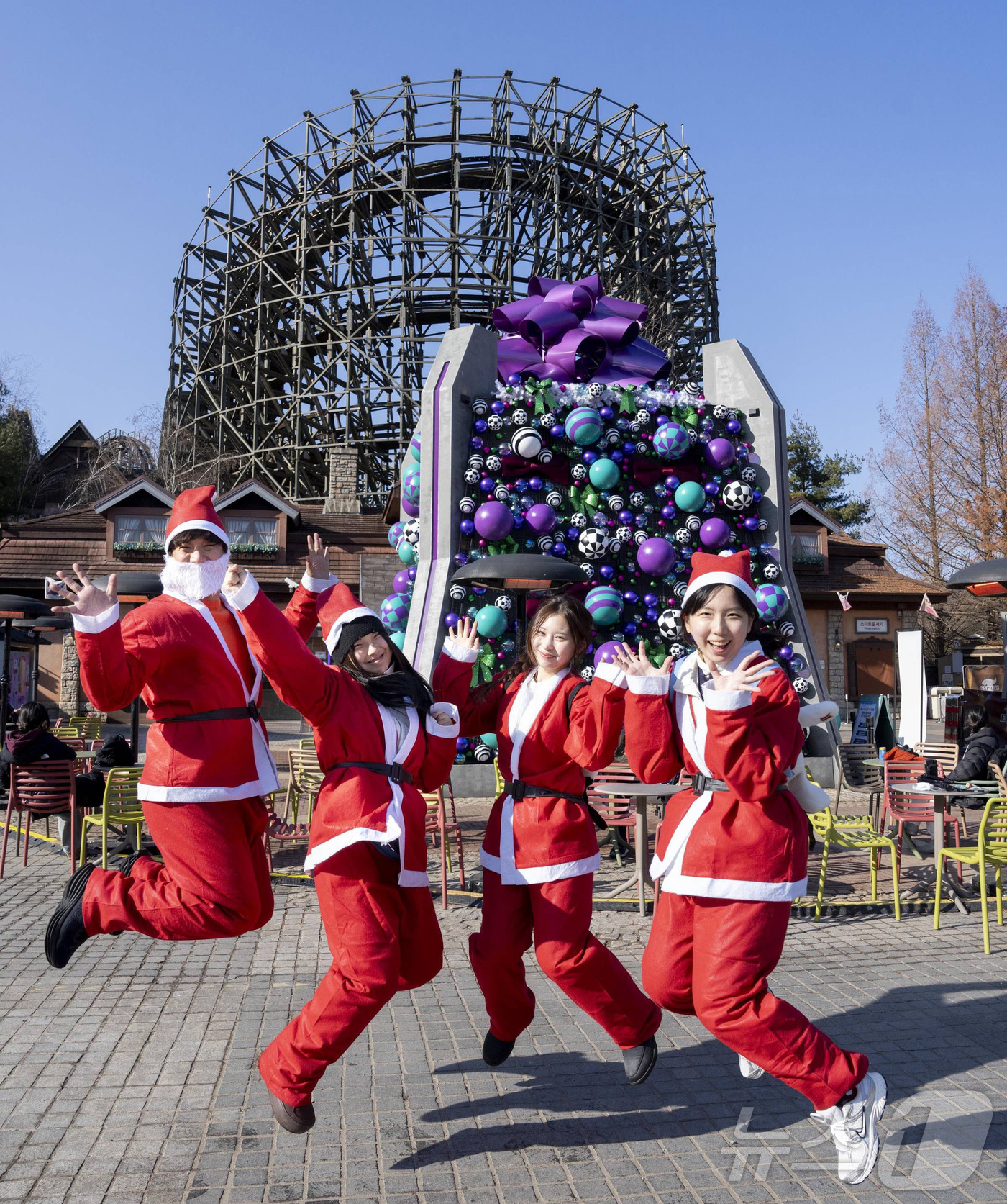(서울=뉴스1) = 에버랜드가 오는 16일부터 31일까지 산타와 루돌프 복장을 착용하고 에버랜드에 방문한 고객에게 다양한 우대 혜택을 제공하는 '크리스마스 코스튬 이벤트'를 진행한 …
