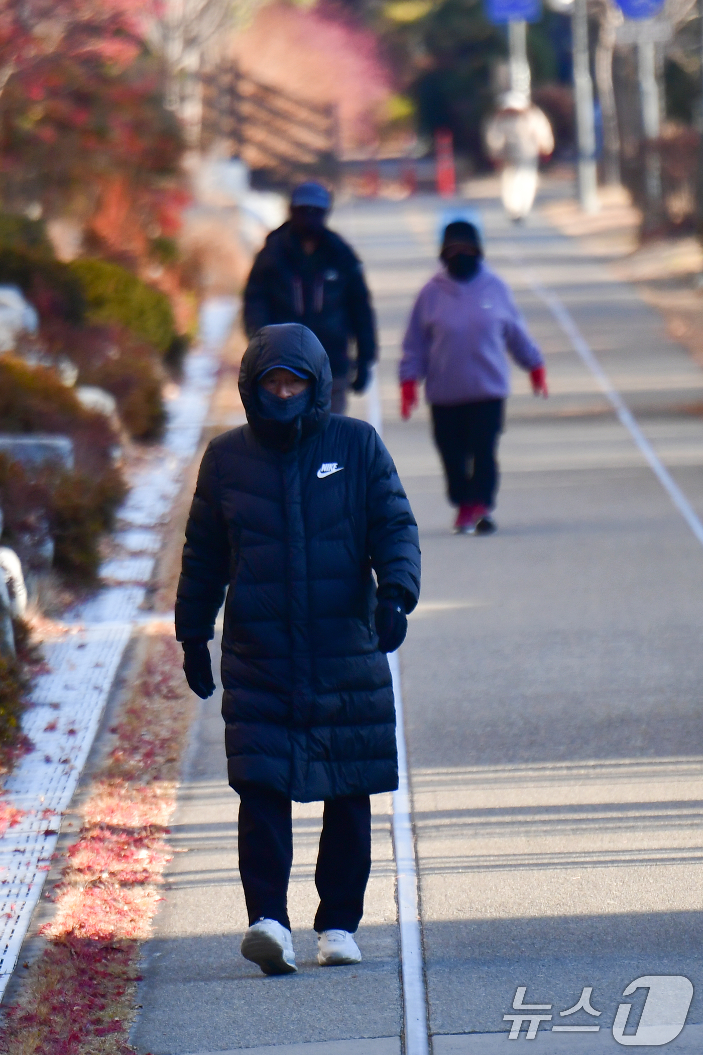 (포항=뉴스1) 최창호 기자 = 15일 경북 포항시 남구 대잠동 철길 숲에서 아침 운동을 나온 시민들이 두터운 옷 차림으로 걸어가고 있다. 2025.12.15/뉴스1