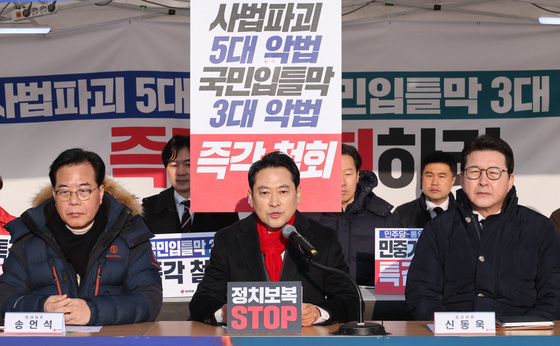 국민의힘, 연말 맞아 고양 화전마을에서 '연탄 배달' 봉사