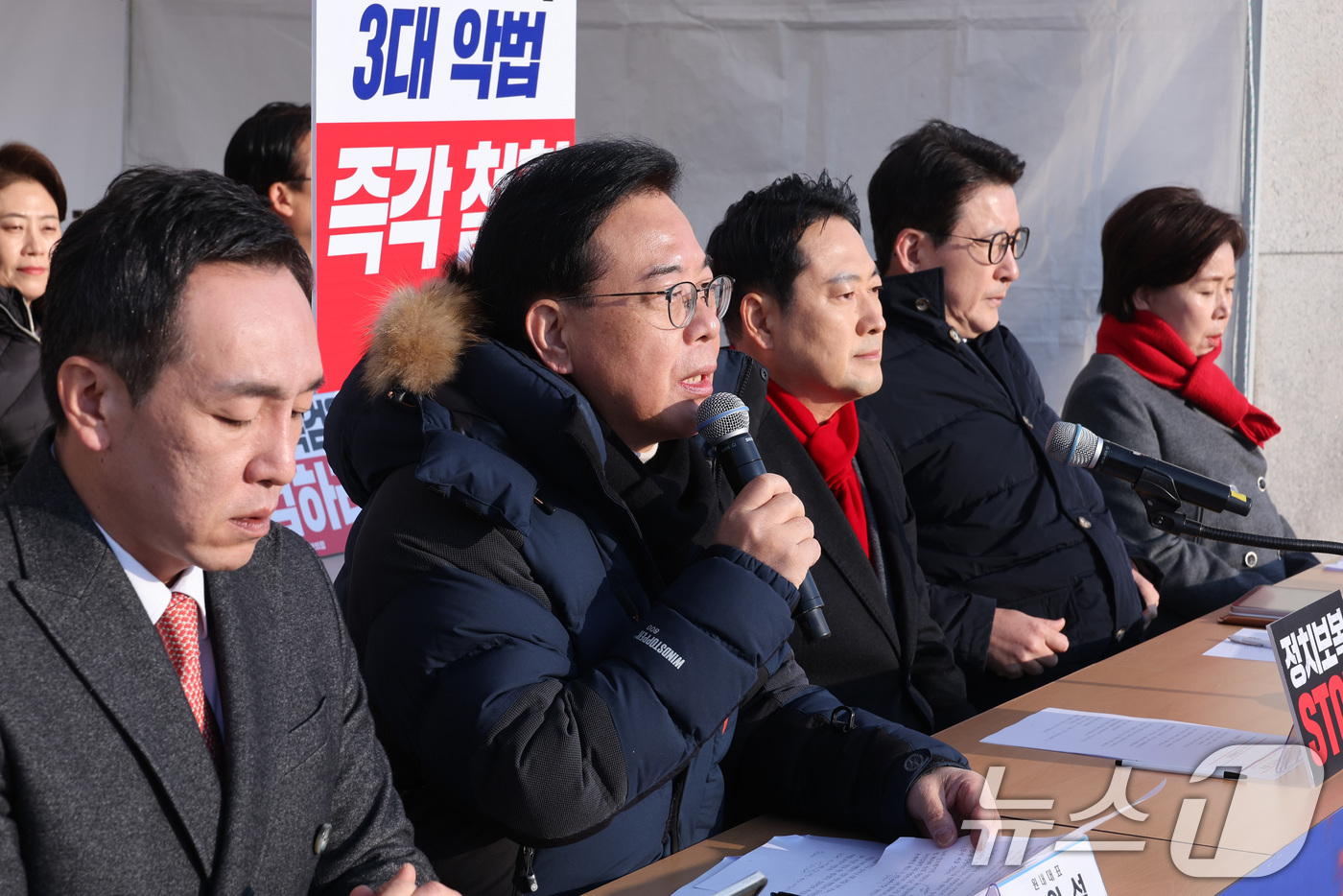 (서울=뉴스1) 신웅수 기자 = 송언석 국민의힘 원내대표가 15일 서울 여의도 국회 본관 앞에 마련된 천막 농성장에서 열린 최고위원회의에서 발언하고 있다. 2025.12.15/뉴스 …