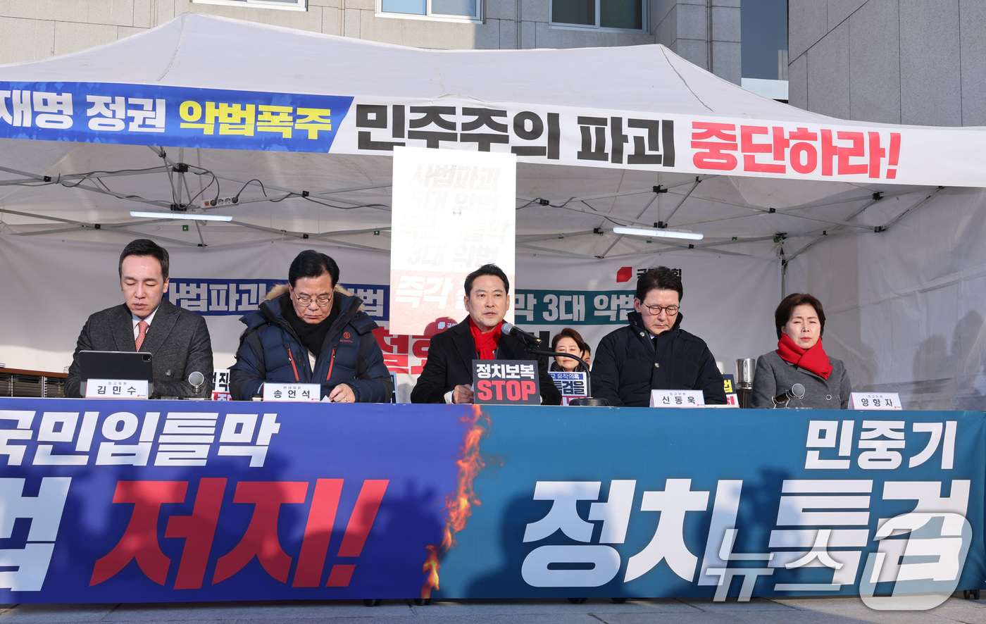 (서울=뉴스1) 신웅수 기자 = 장동혁 국민의힘 대표가 15일 서울 여의도 국회 본관 앞에 마련된 천막 농성장에서 열린 최고위원회의에서 발언하고 있다. 2025.12.15/뉴스1