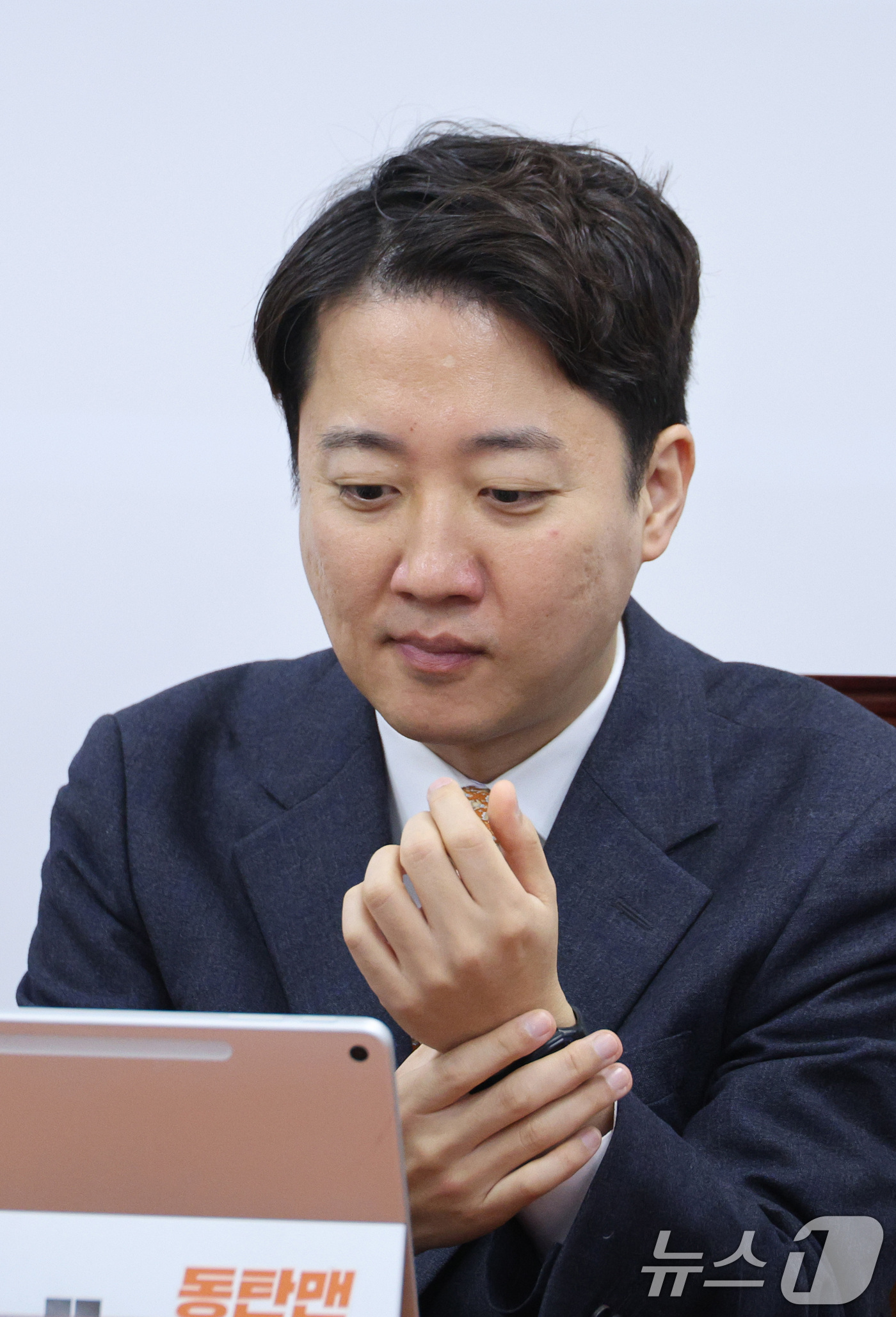 (서울=뉴스1) 신웅수 기자 = 이준석 개혁신당 대표가 15일 서울 여의도 국회에서 열린 최고위원회의에서 생각에 잠겨 있다. 2025.12.15/뉴스1