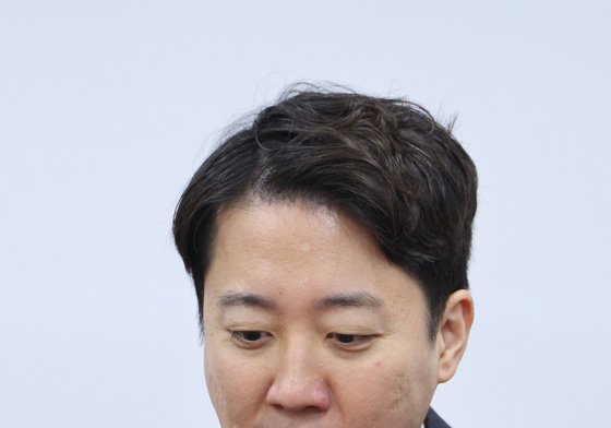 생각 잠긴 이준석